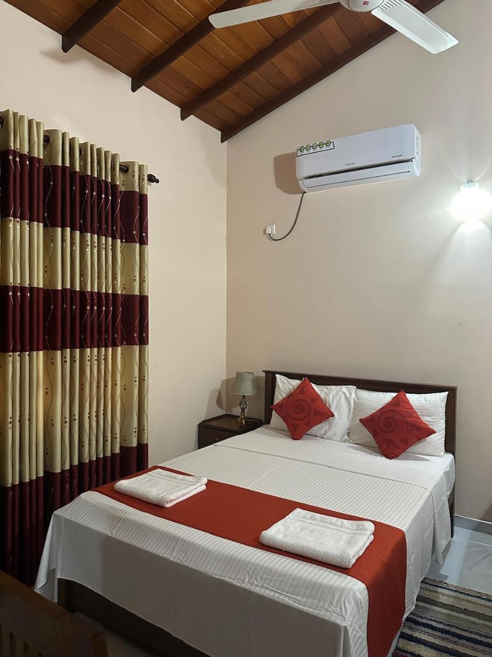 Lahiru Airport Villa Andiambalama ภายนอก รูปภาพ
