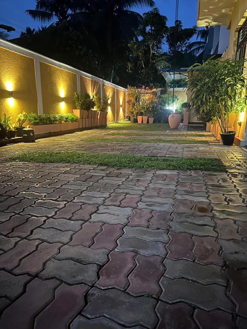 Lahiru Airport Villa Andiambalama ภายนอก รูปภาพ