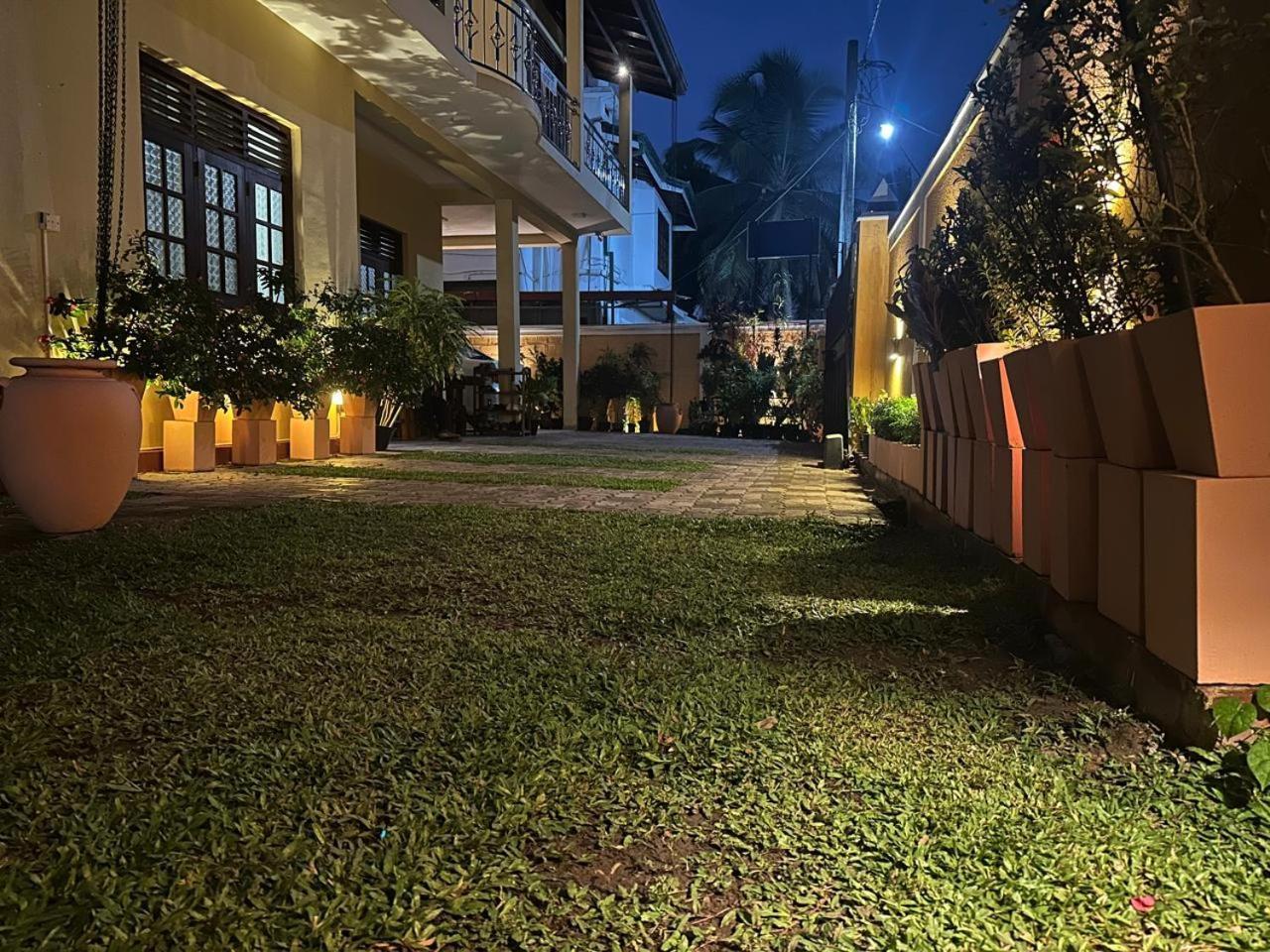 Lahiru Airport Villa Andiambalama ภายนอก รูปภาพ