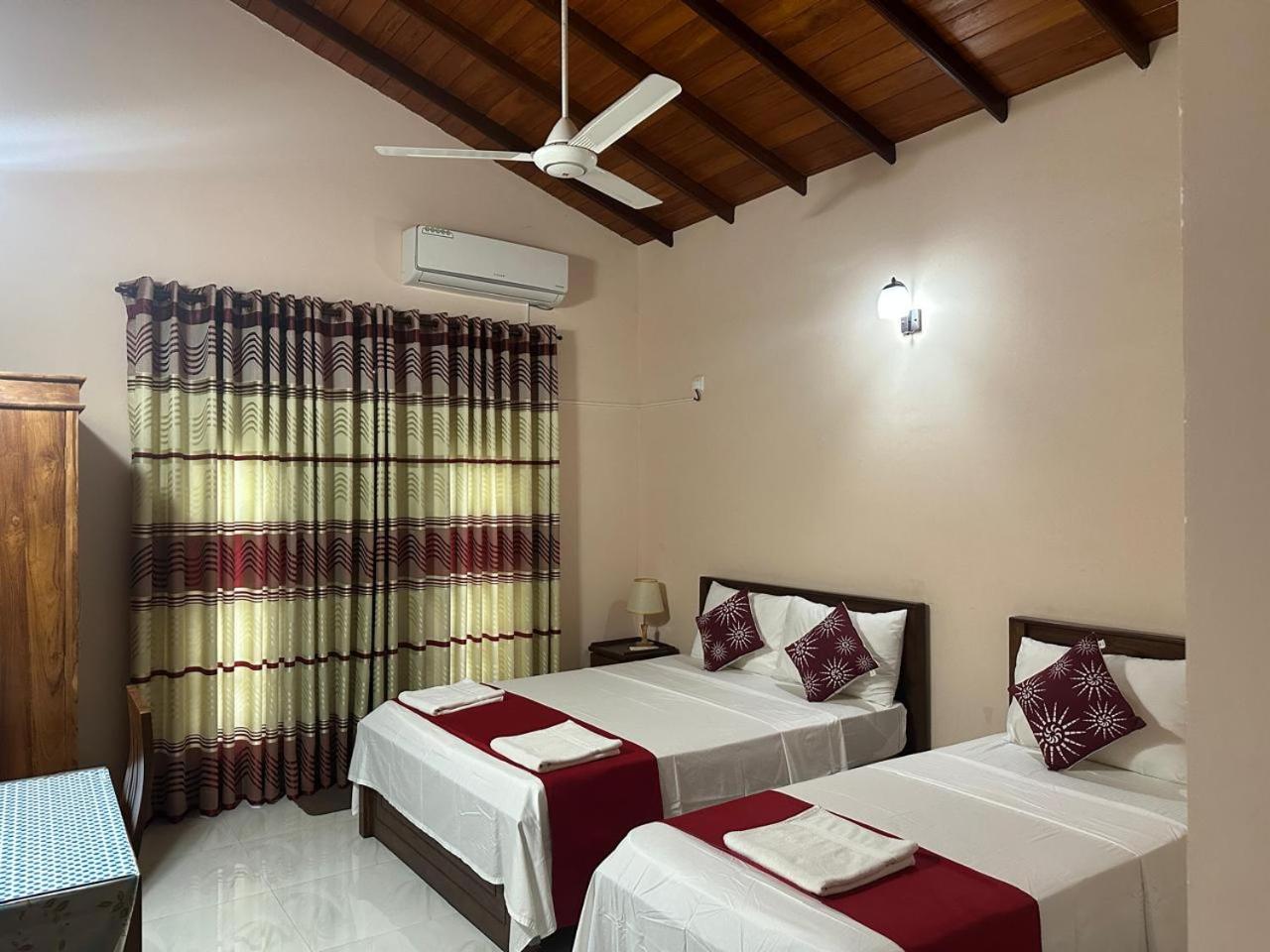 Lahiru Airport Villa Andiambalama ภายนอก รูปภาพ