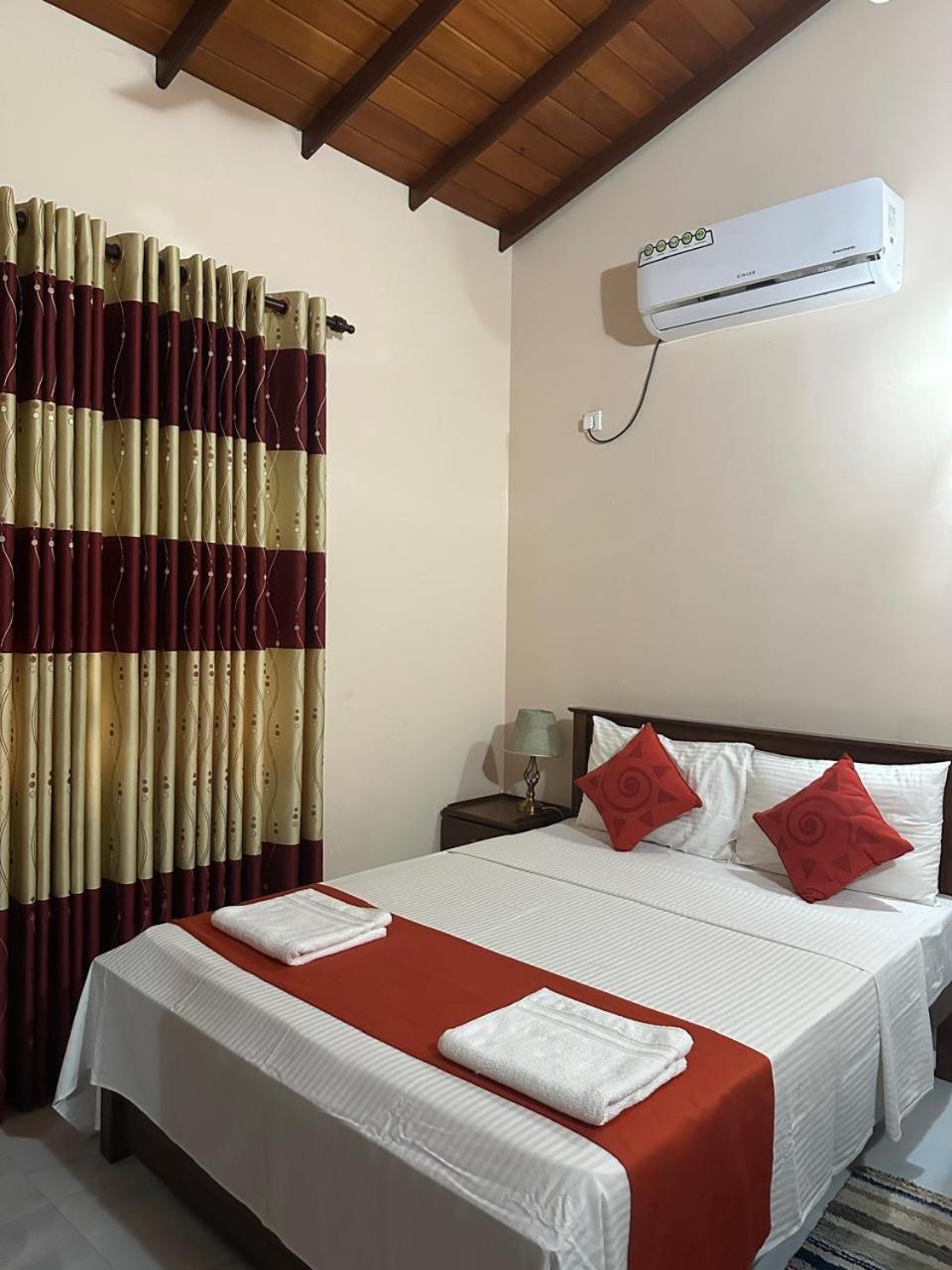 Lahiru Airport Villa Andiambalama ภายนอก รูปภาพ
