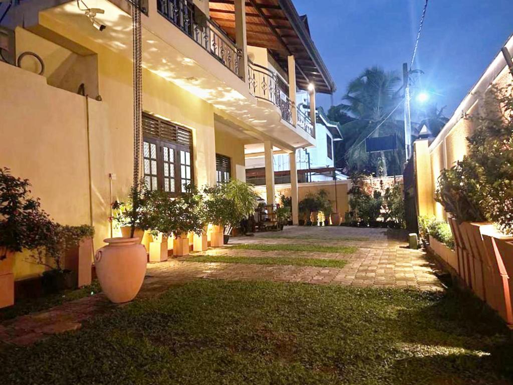 Lahiru Airport Villa Andiambalama ภายนอก รูปภาพ