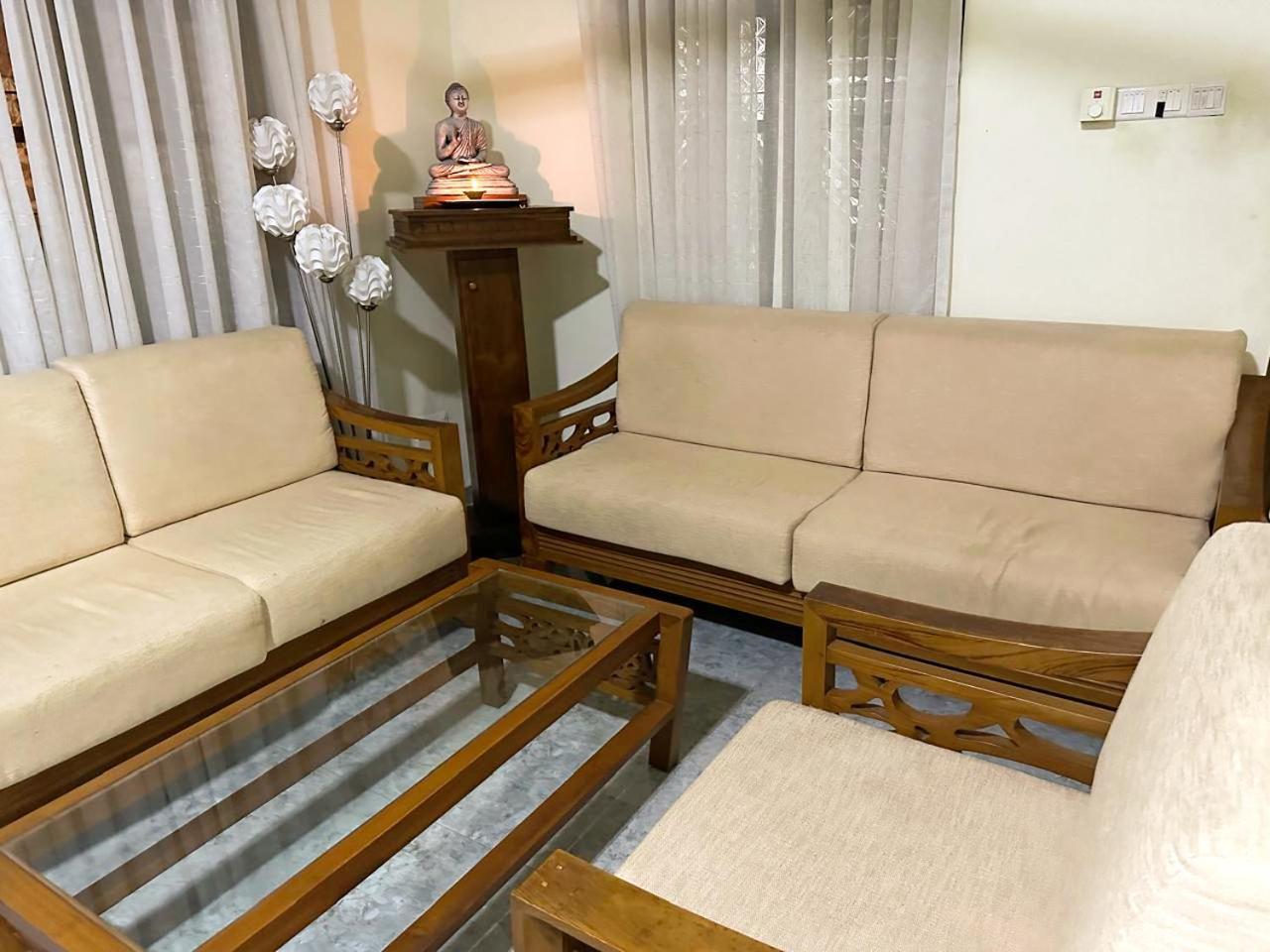 Lahiru Airport Villa Andiambalama ภายนอก รูปภาพ