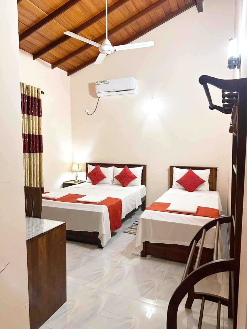 Lahiru Airport Villa Andiambalama ภายนอก รูปภาพ