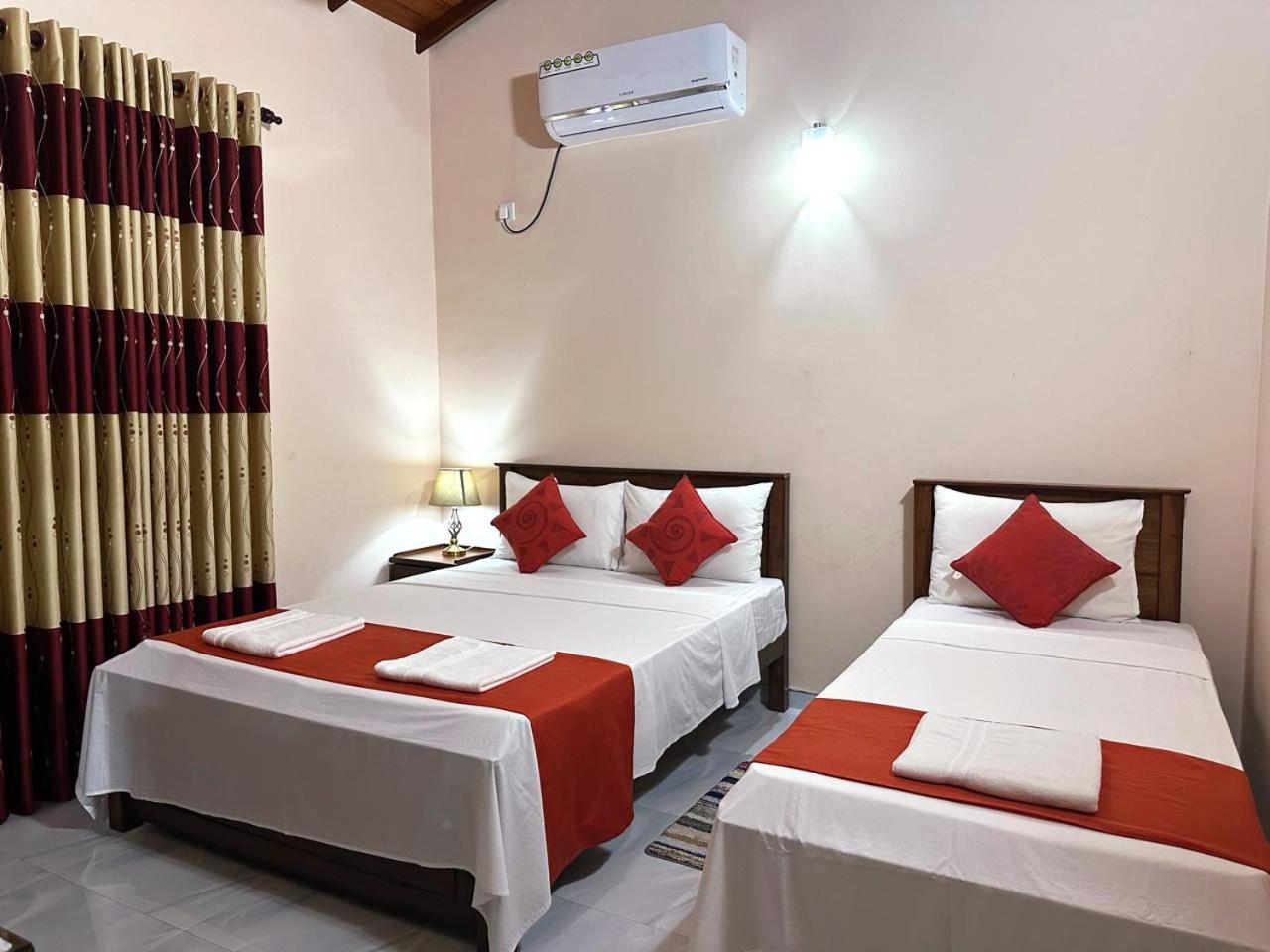 Lahiru Airport Villa Andiambalama ภายนอก รูปภาพ